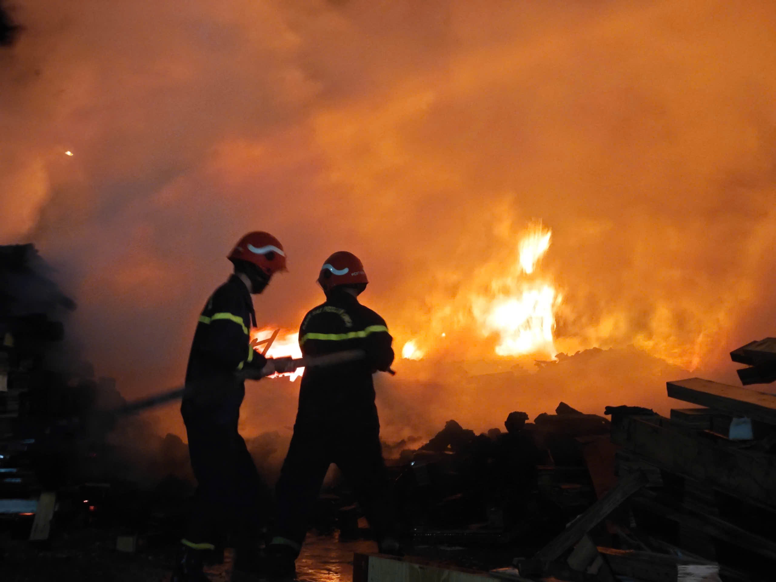 Thông tin về cháy bãi chứa tấm kê hàng gỗ tại xã Lê Lợi (huyện An Dương)